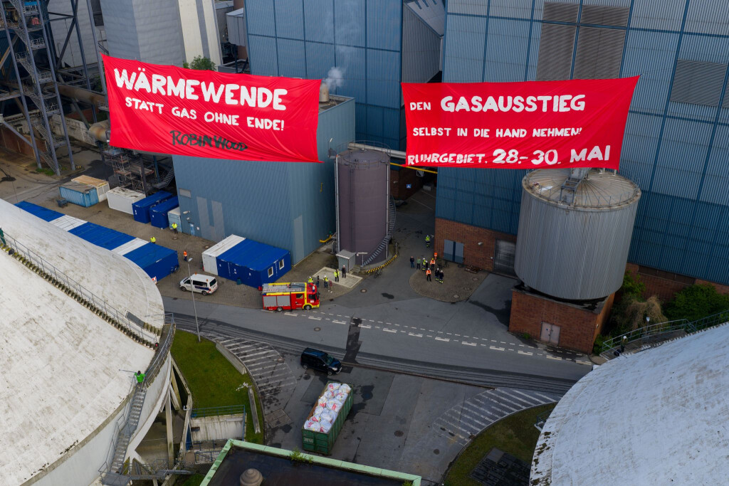 Aktivisten der Gruppe Robin Wood haben am Morgen zwei Plakate zwischen zwei Kühltürmen des Kraftwerks Herne gespannt.