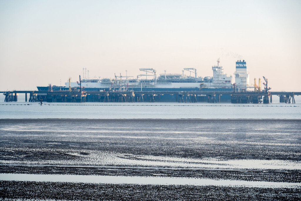 An den LNG-Terminals in Wilhelmshaven kam laut Betreiber DET zuletzt 2023 Gas aus der Golfregion an. (Archivbild)
