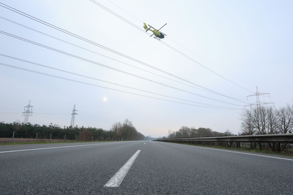 Wegen möglicher herabfallender Teile war die Autobahn während der Arbeiten gesperrt.