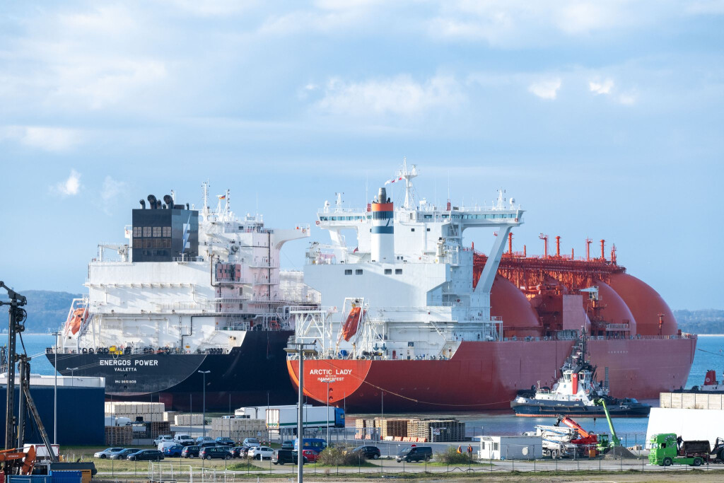 Die Umwandlung von Flüssig-Erdgas (LNG) aus Tankern in Gas läuft derzeit im Terminal in Mukran auf Rügen Hochtouren, sagt Umweltminister Backhaus.(Archivbild)