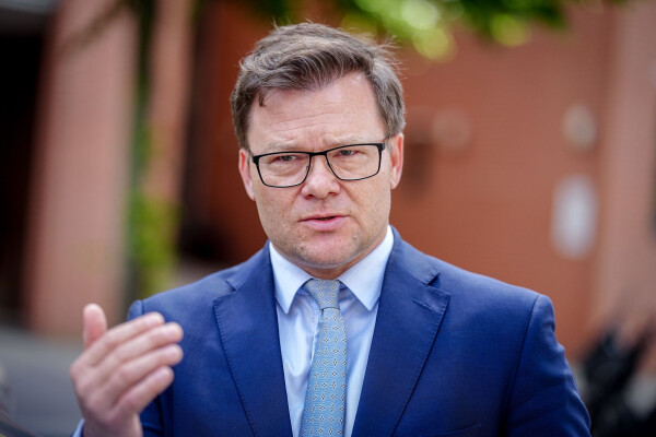 Umweltminister Carsten Schneider droht mit einer Vertragsstrafe, falls Unternehmen ersteigerte Windkraft-Flächen auf See zurückgeben wollen.