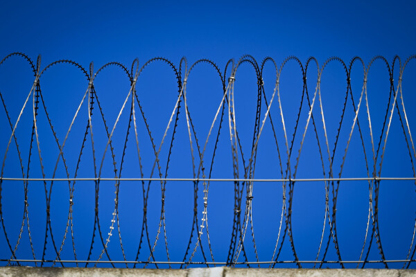 Der Digitalfunk von zahlreichen Haftanstalten lässt sich mit einem geringen technischen Aufwand auch aus der Ferne abhören.