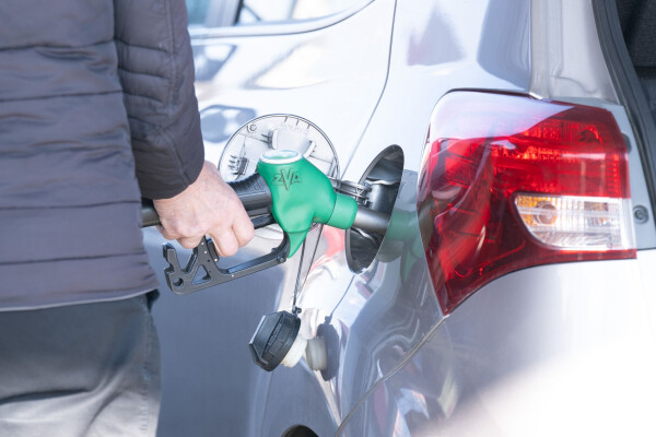 Nach Beginn des Iran-Kriegs haben sich Diesel und E10 auch an hessischen Tankstellen deutlich verteuert. (Symbolbild)