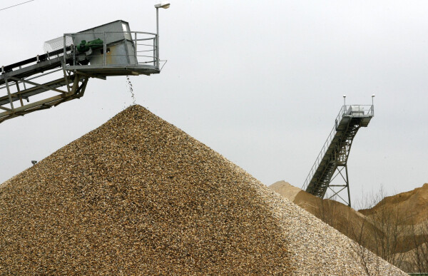 Kies und Sand sind weiter der in Deutschland am häufigsten gewonnene Rohstoff. Doch die Fördermenge schrumpft. (Symbolbild)