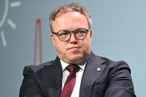 Thüringens Ministerpräsident Mario Voigt (CDU) ist für ein Aussetzen der CO2-Steuer, um für Entlastung an der Zapfsäule zu sorgen. (Archivbild)