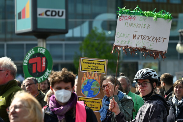 Demonstranten stehen im Rahmen der Aktion «Fridays for Future» gegenüber der CDU-Parteizentrale.
