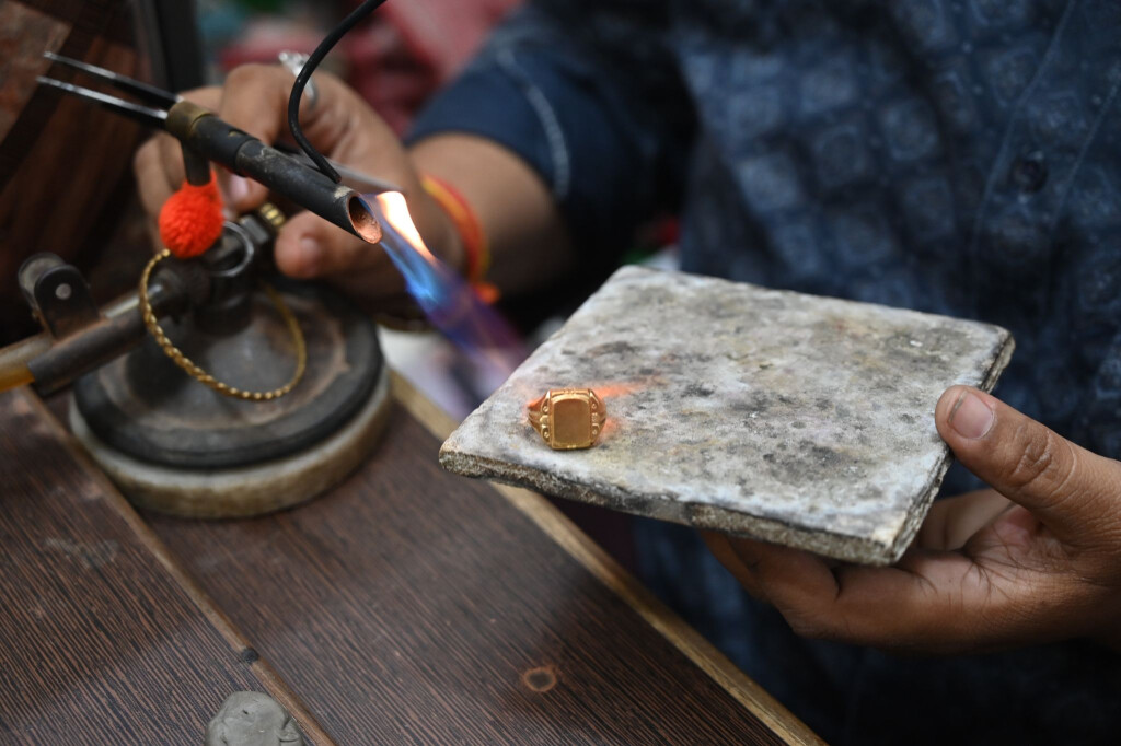 Nach der Rekordrally sackte der Goldpreis zuletzt wieder ab. (Archivbild)