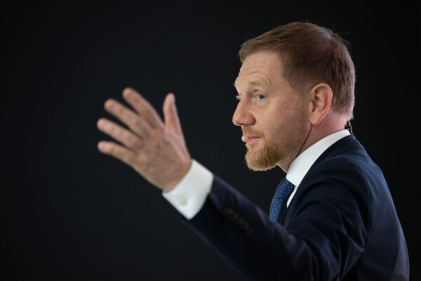 Sachsens Ministerpräsident Kretschmer kritisiert das geplante Aus für Benzin- und Dieselautos scharf. (Archivbild)