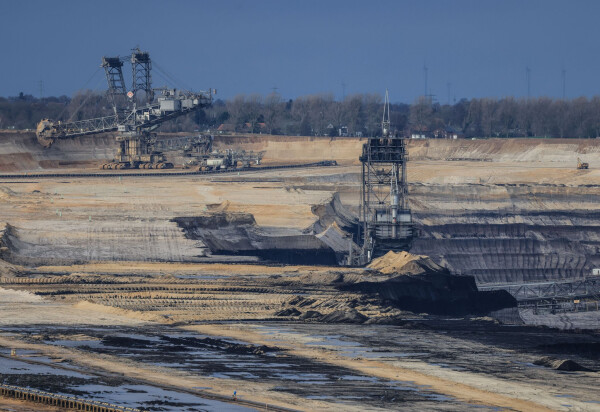 Bagger stehen im Braunkohletagebau Garzweiler. (Archivbild)