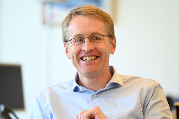 Für Daniel Günther ist die Senkung der Stromsteuer für alle wichtiger als «andere Maßnahmen». (Archivbild)