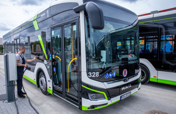 Nicht alle Busbetriebe sind durch die hohen Dieselpreise stark belastet. Die Rostocker Straßenbahn AG setzt etwa bereits E-Busse ein. (Symbolbild)