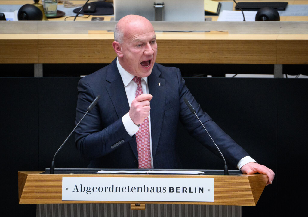 Berlins Regierender Bürgermeister Kai Wegner (CDU) ging im Parlament nur kurz auf sein umstrittenes Tennismatch während des Stromausfalls ein.