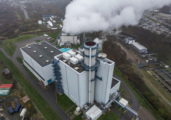 Dampf steigt aus der Kühlung eines Gaskraftwerkes in Hürth. (Archivbild)
