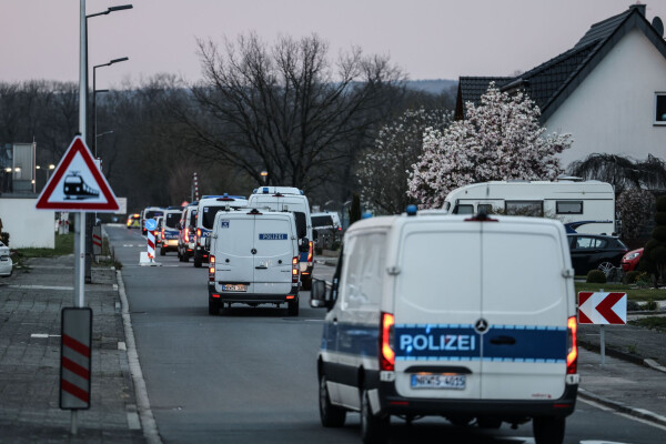 Polizeifahrzeuge stehen an der Zufahrt zum Forschungszentrum Jülich.