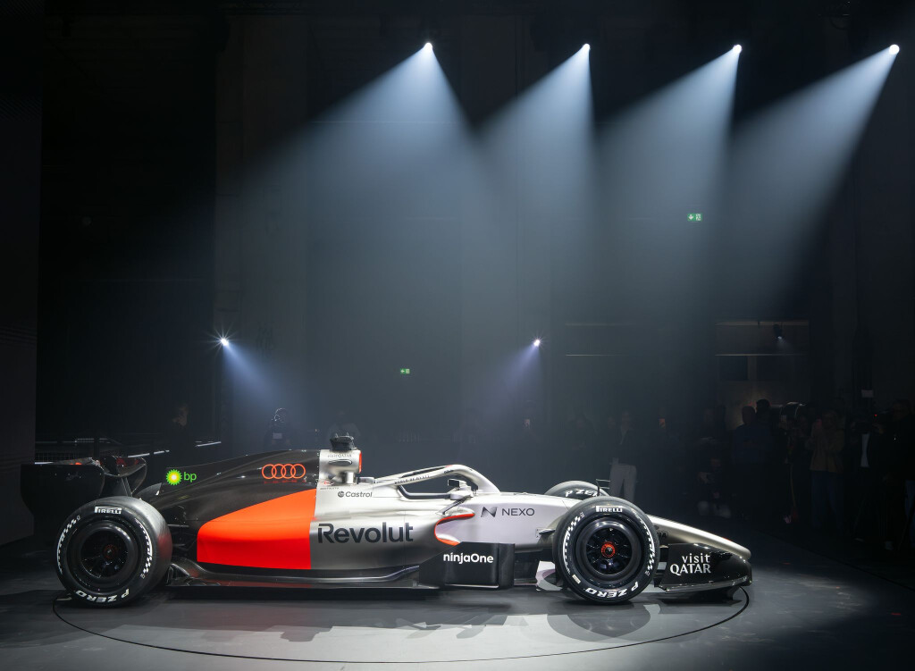 Lackierungsgeheimnis gelüftet: Der Rennwagen R26 von Audi Revolut für die Formel 1 wurde von Scheinwerfern beleuchtet.
