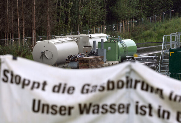 Kranteile und Tanks für die Bohrung wurden laut Greenpeace bereits geliefert.