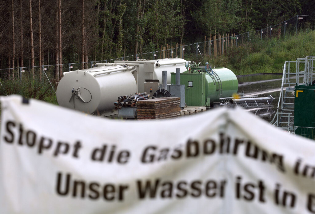 Kranteile und Tanks für die Bohrung wurden laut Greenpeace bereits geliefert.