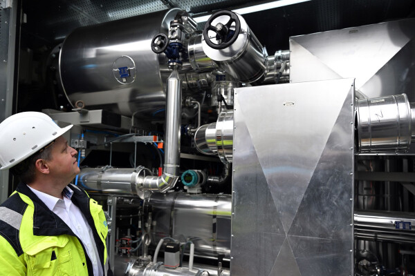 Abwärme aus einer Chemiefabrik für das Beheizen von 1.000 Haushalten: In Herne wurde jetzt eine neue Hochtemperatur-Wärmepumpe in Betrieb genommen.