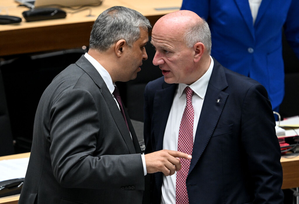 SPD-Fraktionschef Raed Saleh und der Regierende Bürgermeister Kai Wegner (l, CDU) arbeiteten in der Koalition bisher gut zusammen. (Archivbild)