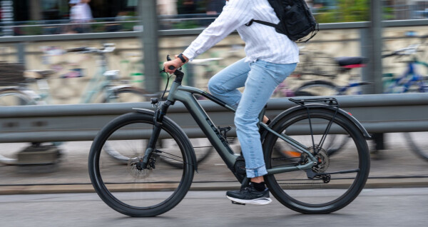 Knapp ein Drittel der Menschen im Südwesten besitzen ein E-Bike. (Archivbild)