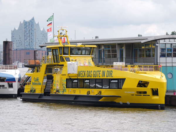 Die Hadag-Hybridfähre «Grasbrook» hat neben einem Elektroantrieb auch einen Dieselmotor. (Archivbild)