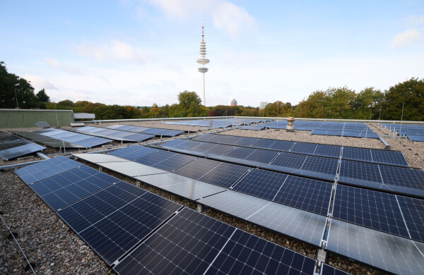 Die neue Photovoltaikanlage auf dem CCH Congress Center Hamburg soll jährlich mehr als 318.000 Kilowattstunden Strom liefern.
