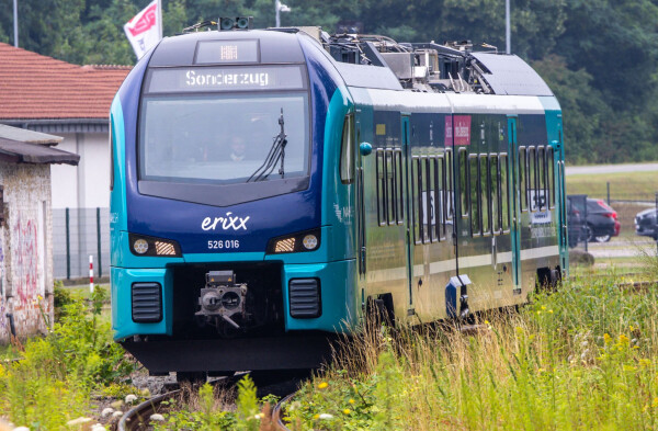 Batterie-Züge sollen künftig auch in Mecklenburg-Vorpommern rollen. Die Deutsche Bahn will ab 2026 derartige Züge im Nordosten einsetzen, die Odeg ab Ende 2027.