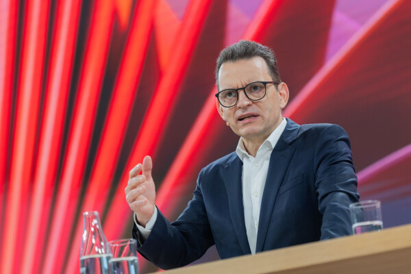 Vor allem der Betrieb von Verteilnetzen hat dem Energiekonzern Eon 2025 wieder satte Gewinne beschert.