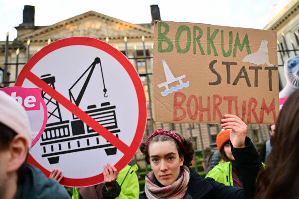 Gegen die geplante Gasförderung vor Borkum gibt es immer wieder Proteste, wie hier vor dem Bundesrat. (Archivbild)
