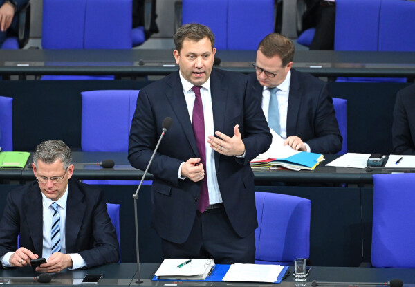 Bundesfinanzminister Lars Klingbeil (SPD) hat die Senkung der Stromsteuer für alle noch nicht komplett abgehakt.