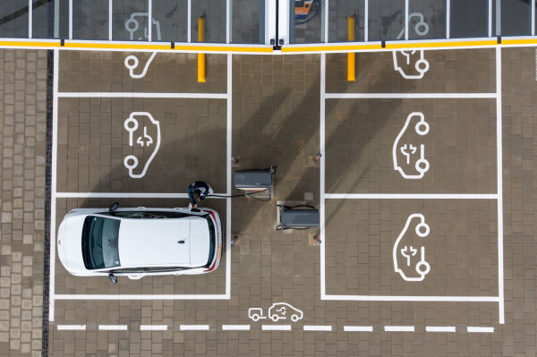 In NRW fahren immer mehr batteriebetriebene Elektroautos. (Symbolbild)