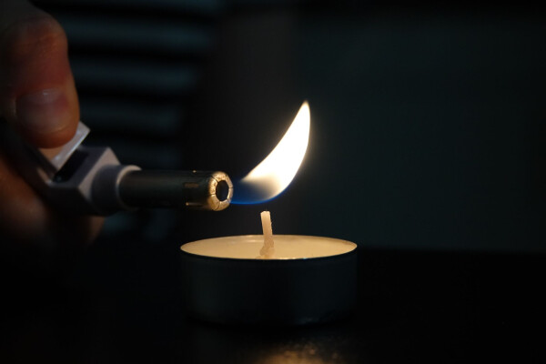 Einige Haushalte müssen heute auf Kerzenlicht zurückgreifen. (Symbolbild)