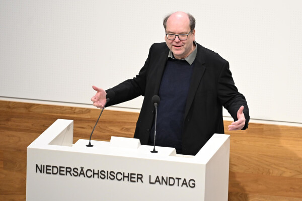 Niedersachsens Energieminister Christian Meyer (Grüne) will eine Übergewinnsteuer für Mineralölkonzerne. (Archivbild)