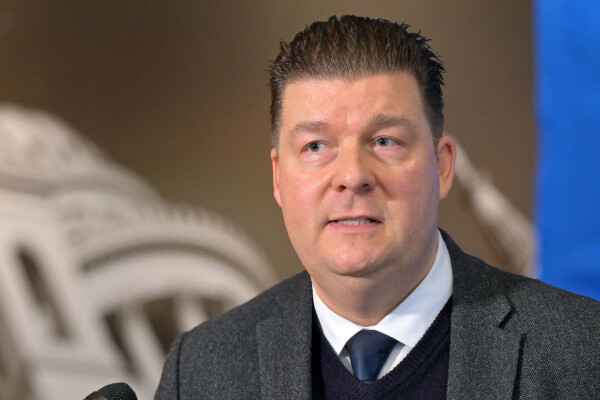 Der Vorsitzende der Tarifgemeinschaft der Länder (TdL), Hamburgs Finanzsenator Andreas Dressel (SPD), sieht im Nein des Bundesrats zur Entlastungsprämie einen Warnschuss für den Bund. (Archivbild)