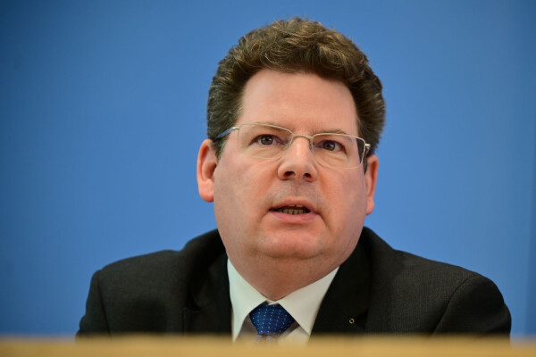 Oliver Holtemöller, stellvertretender Präsident des IWH – Leibniz-Institut für Wirtschaftsforschung Halle, glaubt kaum an positive Effekte des Entlastungspakets der Bundesregierung. (Archivbild)