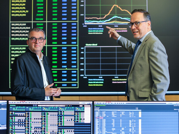 EnviaM-Vorstandschef Stephan Lowis (l) erläutert Sachsens Wirtschaftsminister Dirk Panter die Abläufe in der Netzleitstelle.