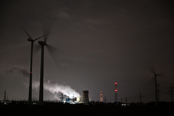 Wohl mit dem klimaschädlichen Kohlendioxid (CO2)? In Bayern soll eine Studie herausfinden, wo es etwa unterirdisch eingelagert werden könnte. (Symbolbild)