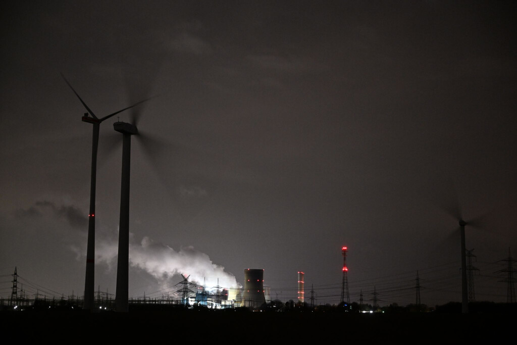 Wohl mit dem klimaschädlichen Kohlendioxid (CO2)? In Bayern soll eine Studie herausfinden, wo es etwa unterirdisch eingelagert werden könnte. (Symbolbild)