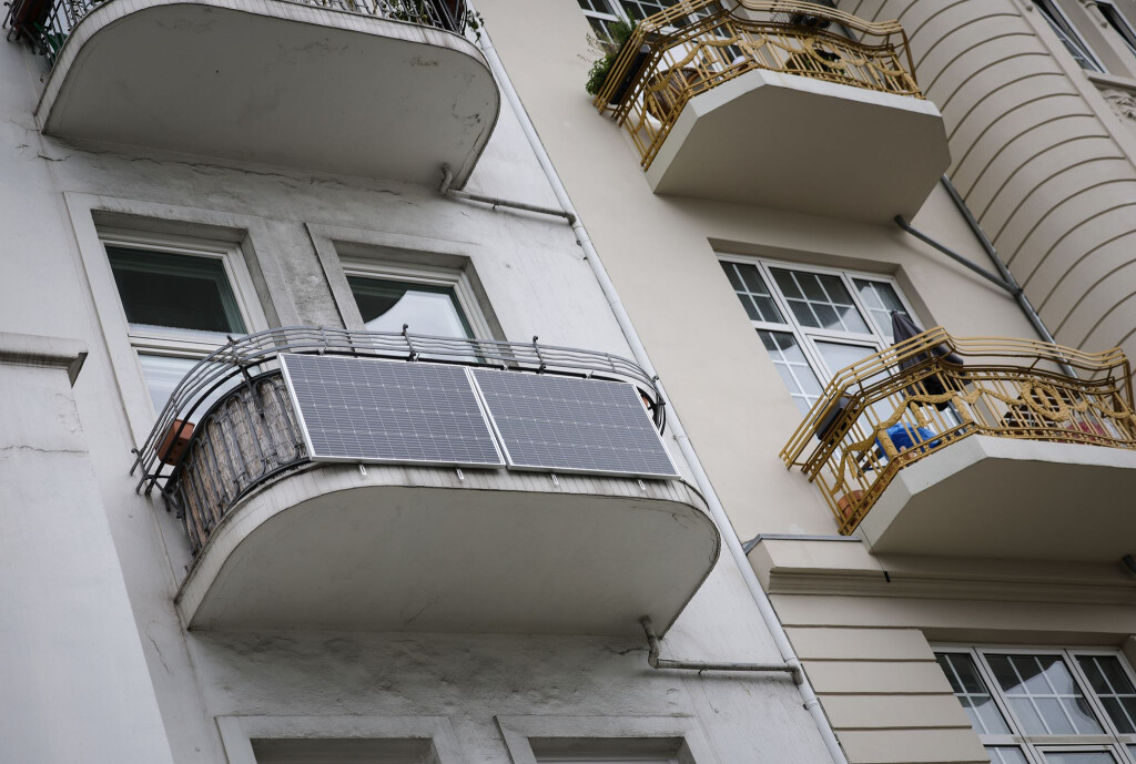 In Hamburg sind dieses Jahr bis Ende November nahezu 3.400 Balkonkraftwerke in Betrieb genommen worden. (Archivbild)