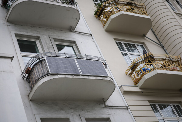 In Hamburg sind dieses Jahr bis Ende November nahezu 3.400 Balkonkraftwerke in Betrieb genommen worden. (Archivbild)