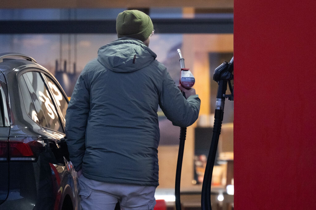 Hohe Spritpreise belasten auch Handwerksbetriebe in Sachsen - der Branchenverband sieht steigende Kosten für Fahrten zu Kunden und Materialtransporten (Archivbild)