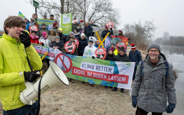 Umweltschützer haben im Landkreis Augsburg gegen eine mögliche neue Erdölbohrung demonstriert.