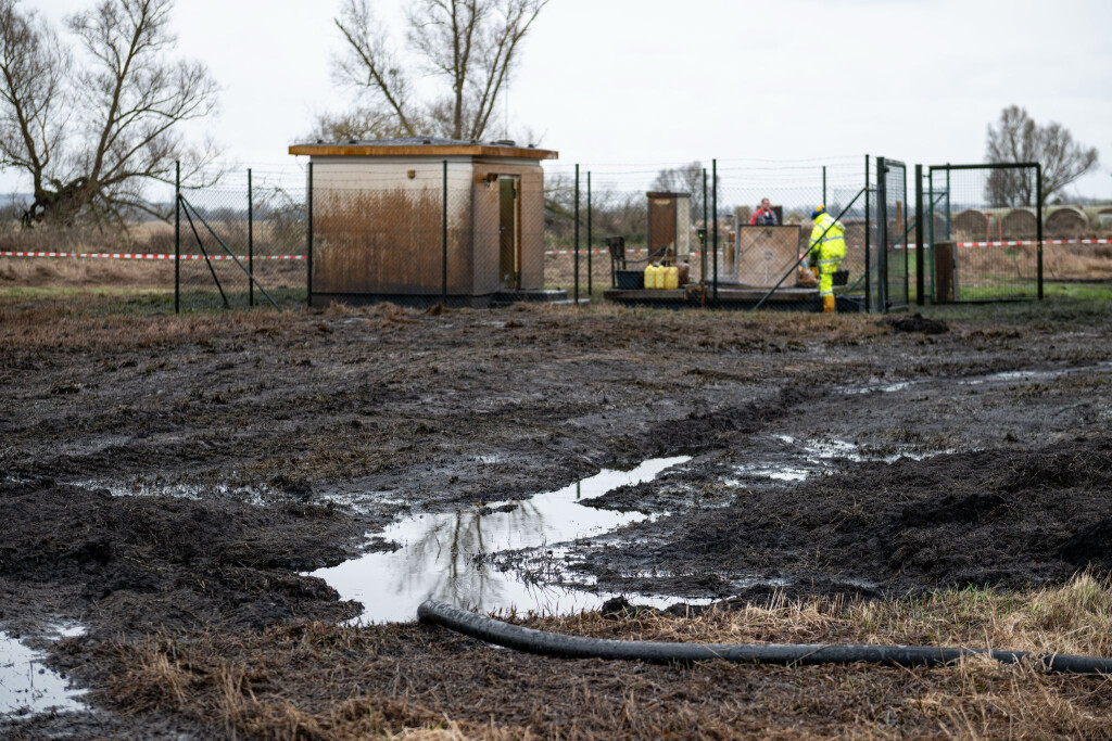Aus einem Leck an der Öl-Pipeline der Raffinerie PCK in der Uckermark waren mindestens 200.000 Liter Öl ausgetreten. (Archivbild)