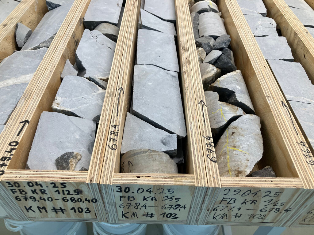 Bohrkerne aus der Forschungsbohrung zu Erdwärme-Quellen in Krefeld.  Das zerrüttete Gestein bewerten die Geologen positiv, weil da Wasser fließen könne.