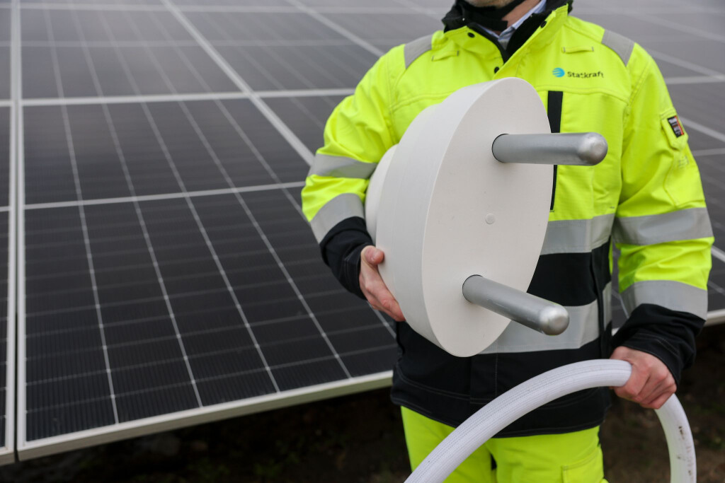 Bei Zerbst hat der norwegische Energiekonzern Statkraft letzten Monat einen Solarpark mit Batteriespeicher symbolisch in Betrieb genommen. (Archivbild)