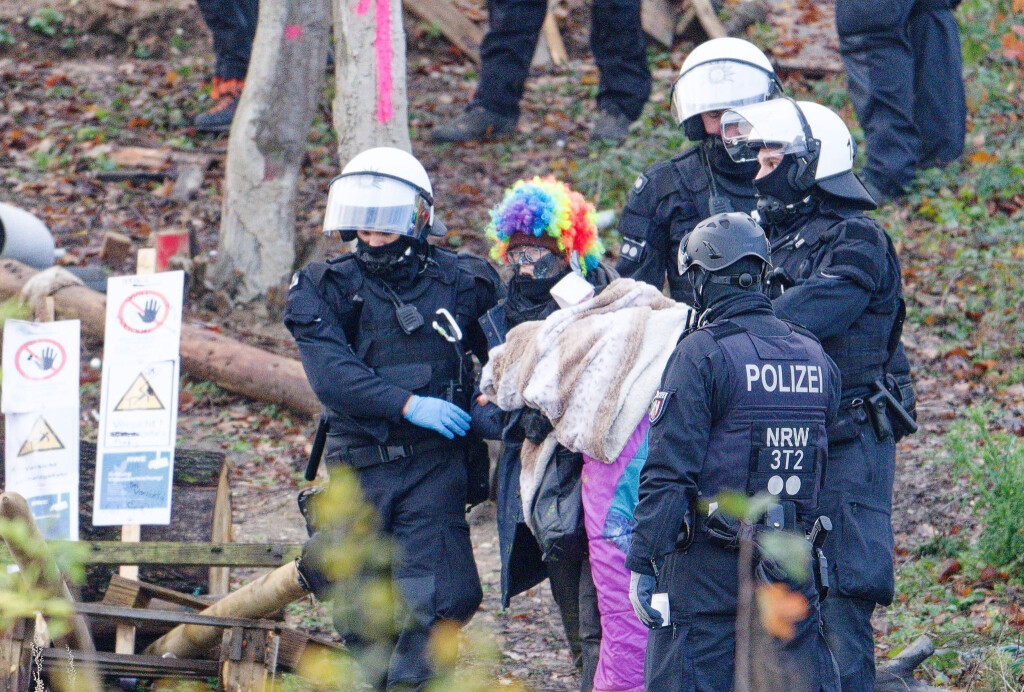 Die Polizei räumt ein letztes von Aktivisten besetztes Areal am Braunkohletagebau Hambach.