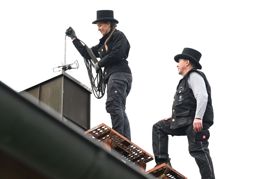 Kaminkehrer sorgen dafür, dass Feuerstätten ohne Probleme betrieben werden können. (Archivbild)