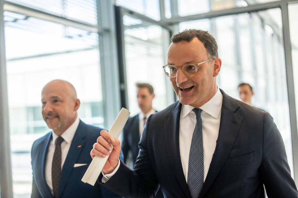 Der Koalitionsausschuss habe entschieden, das Vorhaben nicht weiterzuverfolgen, schrieben Fraktionschef Jens Spahn (rechts) und CSU-Landesgruppenchef Alexander Hoffmann an die Abgeordneten der Union. (Archivbild)