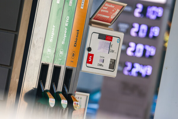 Die hohen Spritpreise belasten die Menschen im Pendlerland Mecklenburg-Vorpommern. (Symbolbild)