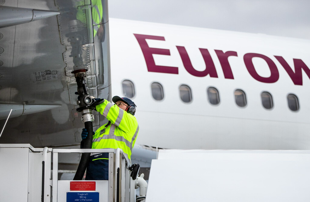 Am Düsseldorfer Flughafen soll ab 2028 eine neue Produktionsanlage nachhaltigen Flugkraftstoff aus CO2 herstellen, das zuvor der Luft entnommen wurde. (Symbolbild)